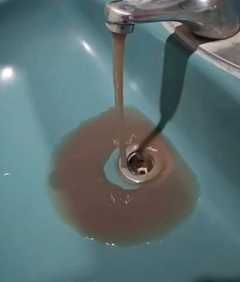 Trabajos del tren México-Querétaro provocan agua turbia en San Juan del Río.