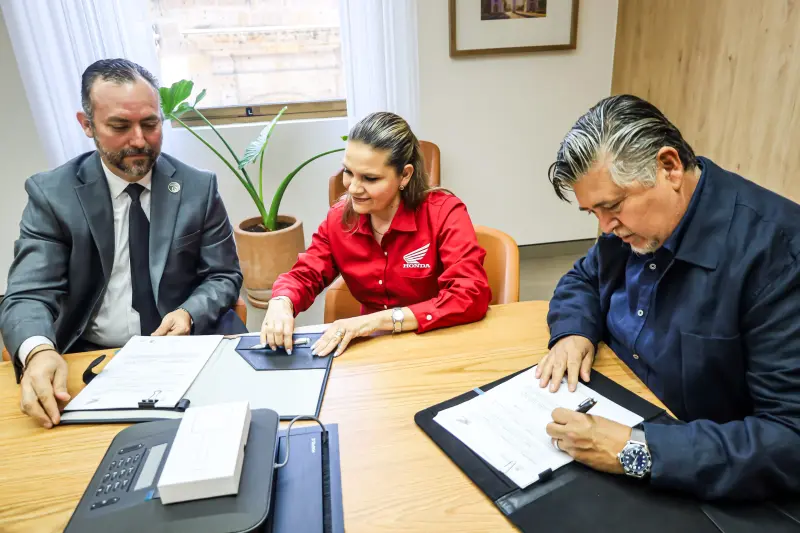 Acuerdan con Honda facilitar emplacamiento de motocicletas nuevas