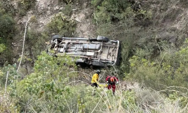 Hombre muere tras volcar camioneta en la carretera San Juan–Xilitla, en Cadereyta