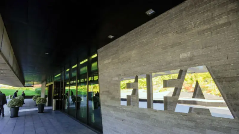 La FIFA da marcha atrás y retira su plan de inversión privada tras rechazo a nivel mundial
