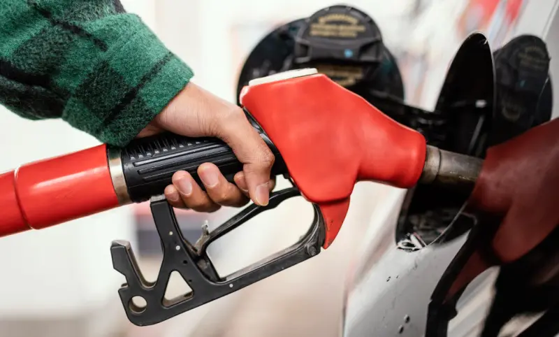 Sube la gasolina en Nueva York y rompe récord al cierre de agosto