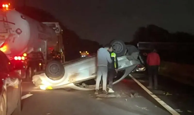 Provoca volcadura reducción de carriles en Chamapa-Lechería