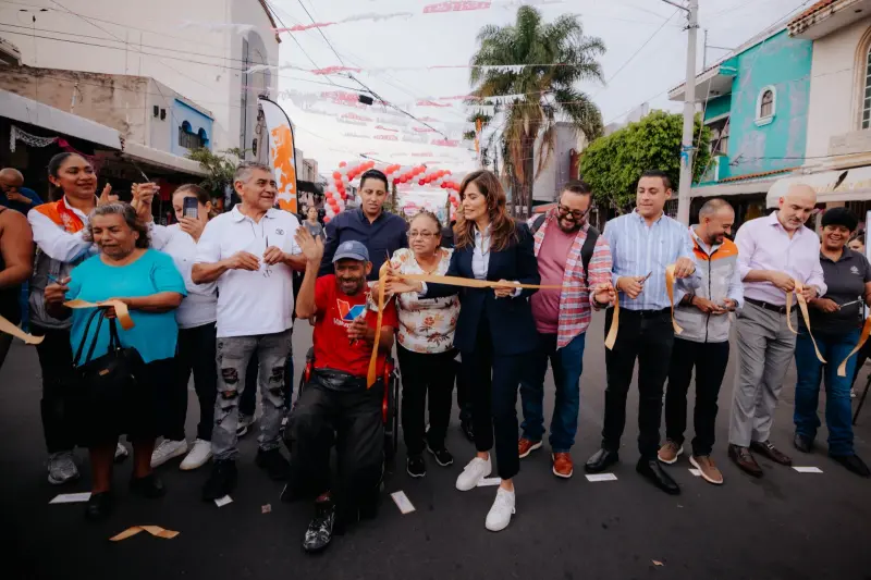 Entrega Vero Delgadillo rehabilitación vial en la Zona del Vestir Medrano