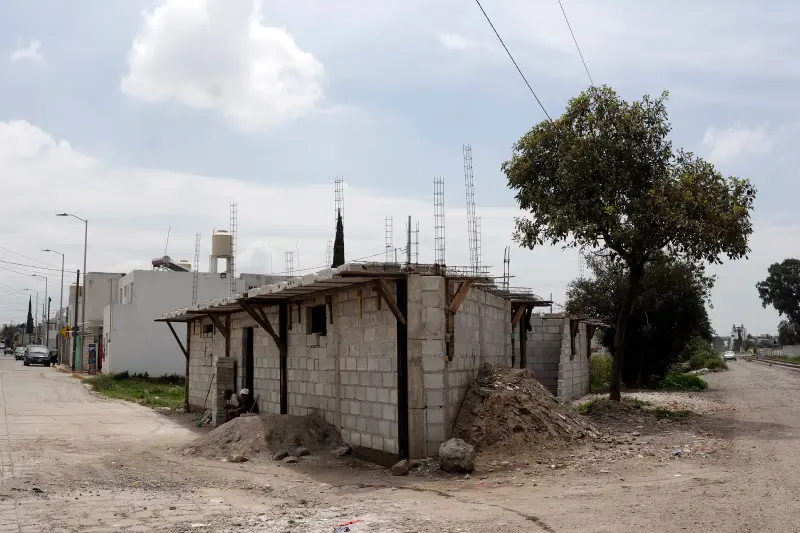 Nueve familias de Xochimehuacan recibirán vivienda casi cinco años después de la explosión de gas