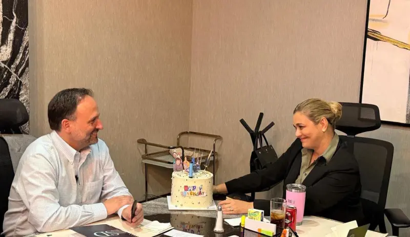 Festeja Santiago su cumpleaños junto con Maru y funcionarios