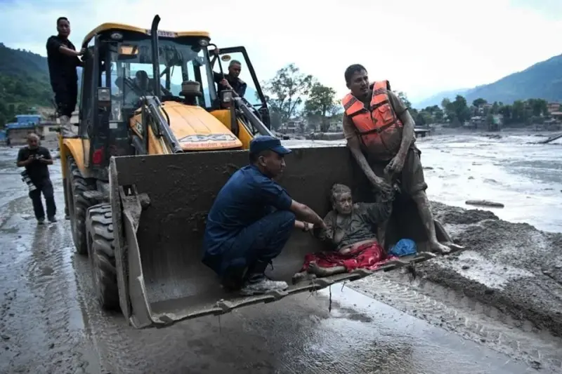 Se movilizan a contrarreloj tras inundaciones en Nepal