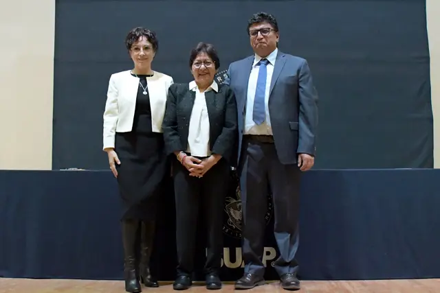 Imparte Galia Borja conferencia sobre economía en la BUAP