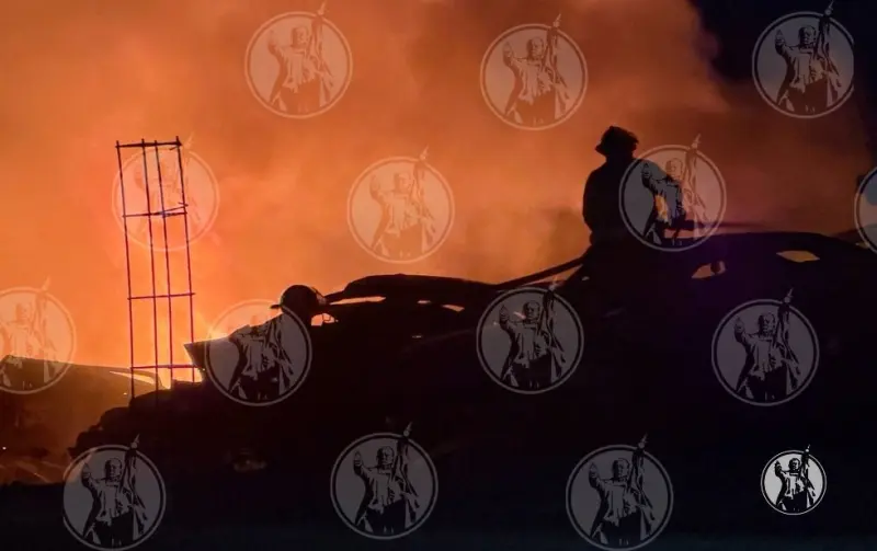 Incendio en yonke deja daños en autos deshuesados