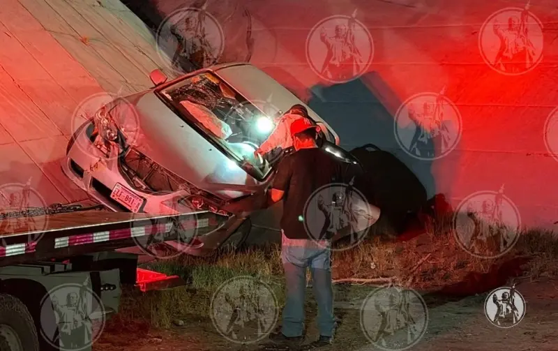 Pierde el control y termina volcado en el área verde del Puente del Trébol