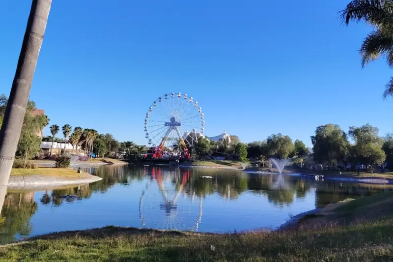 Parece una isla en medio de la ciudad, pero es el lugar donde cobra vida la feria más grande de México