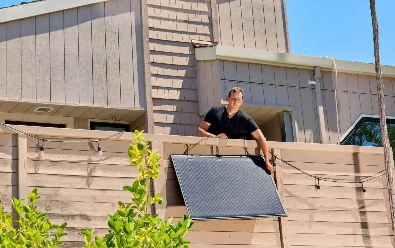 Los paneles solares enchufables están empezando a proliferar en los patios traseros de EU