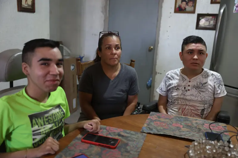 Estafan a mujer, madre de dos jóvenes con distrofia muscular, mientras vendía productos para comprar tanques de oxígeno y luego la extorsionan