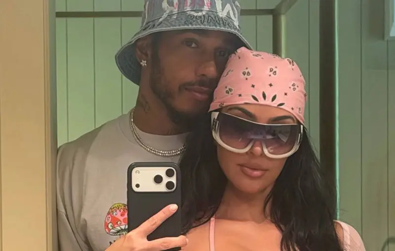 Comparten Lewis Hamilton y Kim Kardashian fotos de su viaje a Hawái