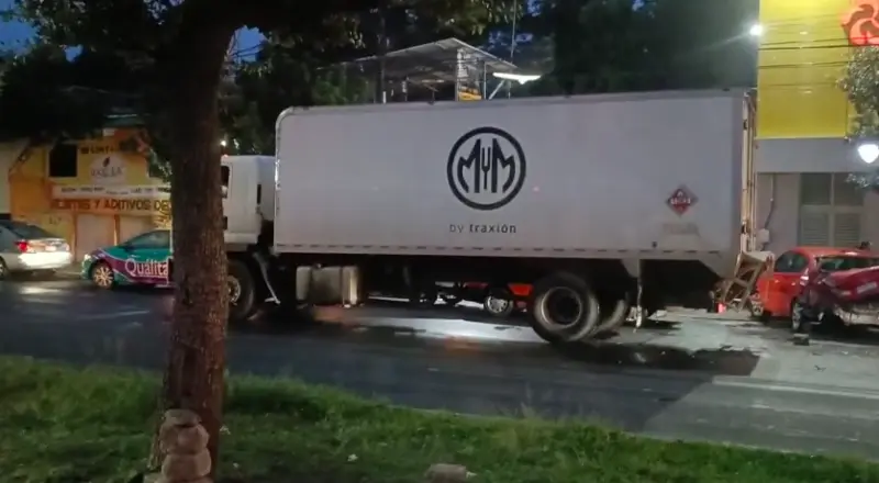 Camion se pasa el alto y causa carambola en San Juan del Río