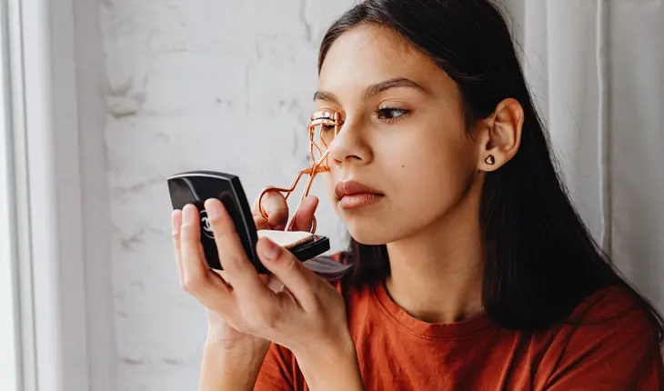 El truco beauty de toda la vida vuelve con fuerza: un rizador de pestañas por 5 euros