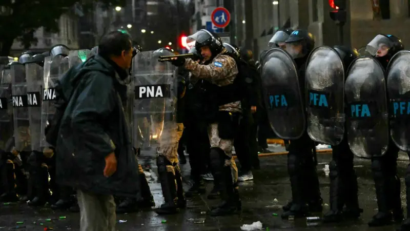 Manifestantes chocan con policía en Argentina por proyecto de ley a favor de propiedad privada