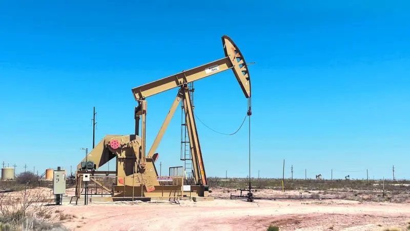 Precios del petróleo suben más de 2 dólares por tensiones en Medio Oriente y advertencias de Trump