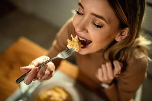 ¿A qué hora deberías comer para cuidar tu salud?