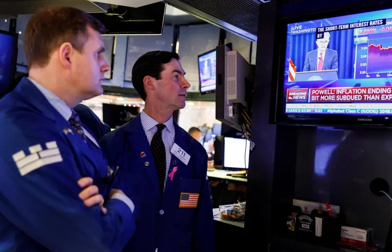 Wall Street, ‘en calma’ ante posible acuerdo de paz entre EU e Irán; Dow Jones sube