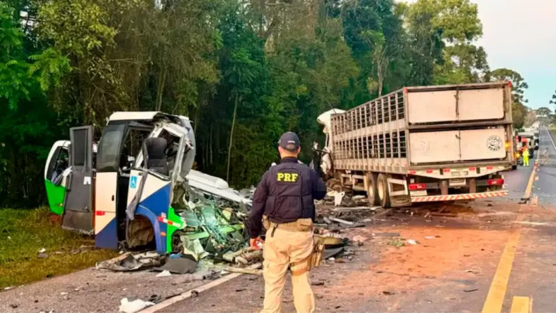 23 personas mueren en Brasil tras un choque frontal entre un camión y un autobús que llevaba pacientes a hospitales, mientras las autoridades investigan por qué el vehículo de carga habría invadido el carril contrario durante la madrugada