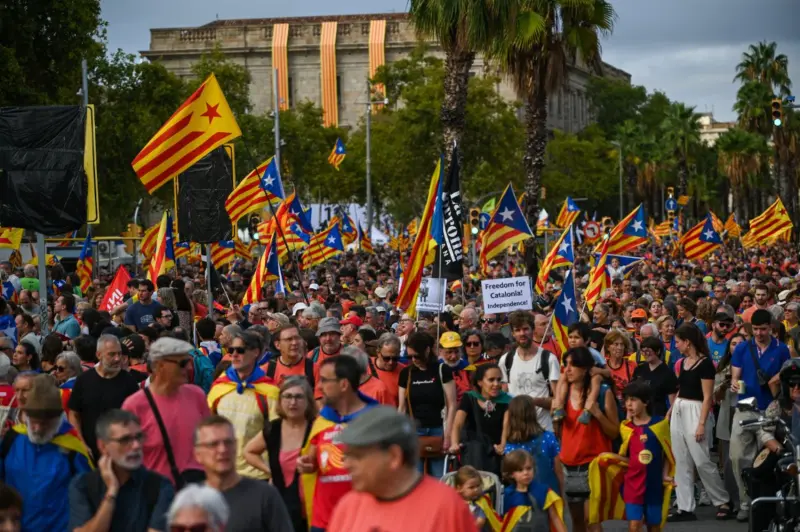 La crisis de la estelada de Elche revitaliza al independentismo ante una Diada desierta