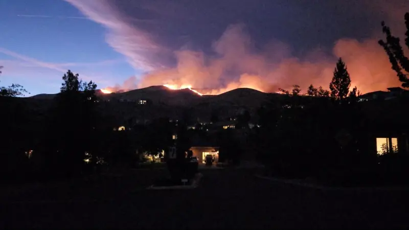 Nevada evacúa a cerca de 90,000 personas por fuerte incendio forestal al oeste de Hawk