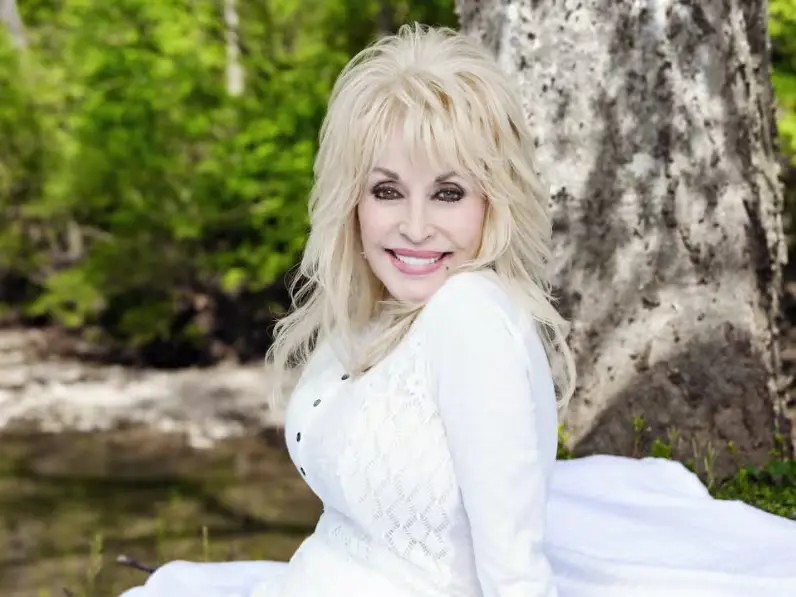 Estados Unidos dejará sus banderas a media asta en honor a Dolly Parton
