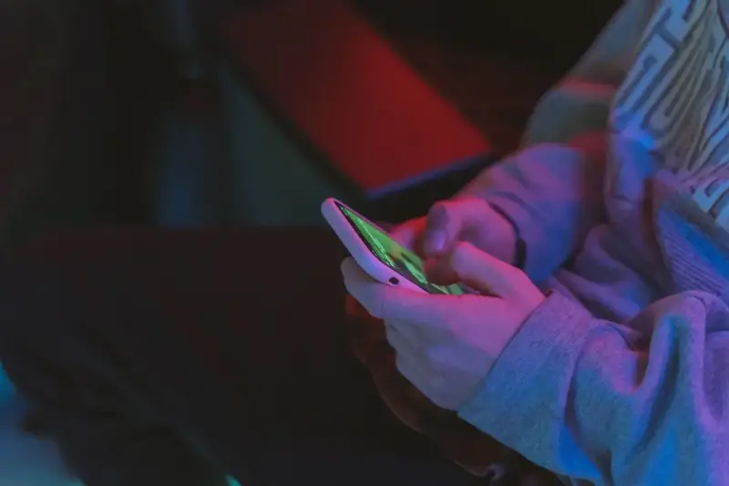 ¿Adiós a los celulares en escuelas? Sheinbaum alista reglas sobre su uso