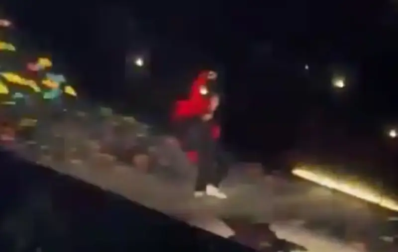 Harry Styles sufre aparatosa caída en pleno concierto en CDMX; la lluvia convirtió el escenario en una pista resbaladiza