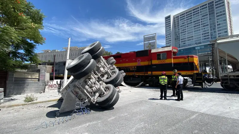 Tren impacta a camión que intentó ganarle el paso en Monterrey