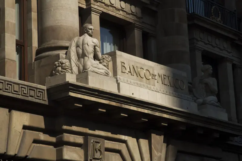 Banxico advierte que los conflictos geopolíticos, servicios y clima presionan el alza de precios