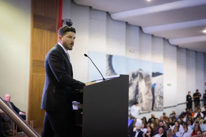 No es prohibir, sino poner límites: Samuel García sobre celulares en menores