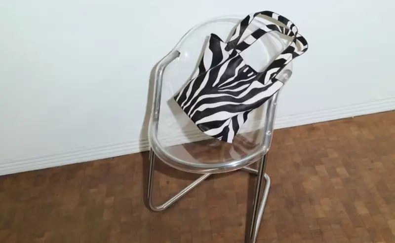 El bolso de piel con acabado de pelo que está conquistando a las amantes de la moda.