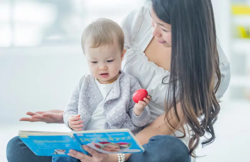 Expertos recomiendan leer cuentos a bebés ya que fortalece el lenguaje, la memoria y el vínculo familiar, mientras cantar y jugar con él completa la estimulación que necesita su cerebro durante los primeros años