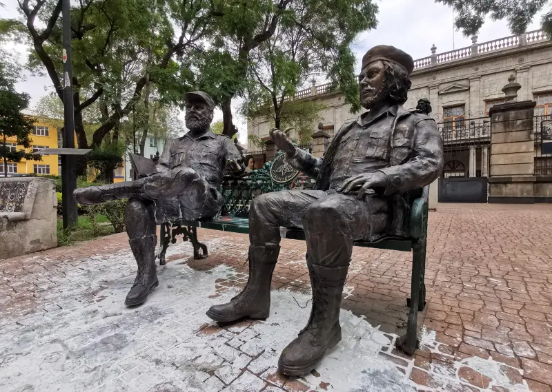 Ni con recursos públicos: así planea Clara Brugada financiar el regreso de las esculturas de Fidel Castro y el Che Guevara