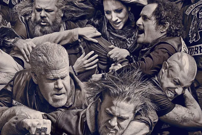 Llevamos 12 años sin montarla en sus motos, pero los OG de 'Hijos de la anarquía' regresan. Charlie Hunnam ha escrito la miniserie de reunión definitiva