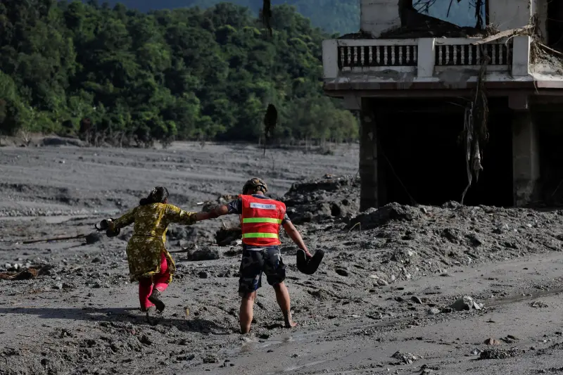 Inundaciones en Nepal: Cuerpos llegan río abajo y saturan morgues