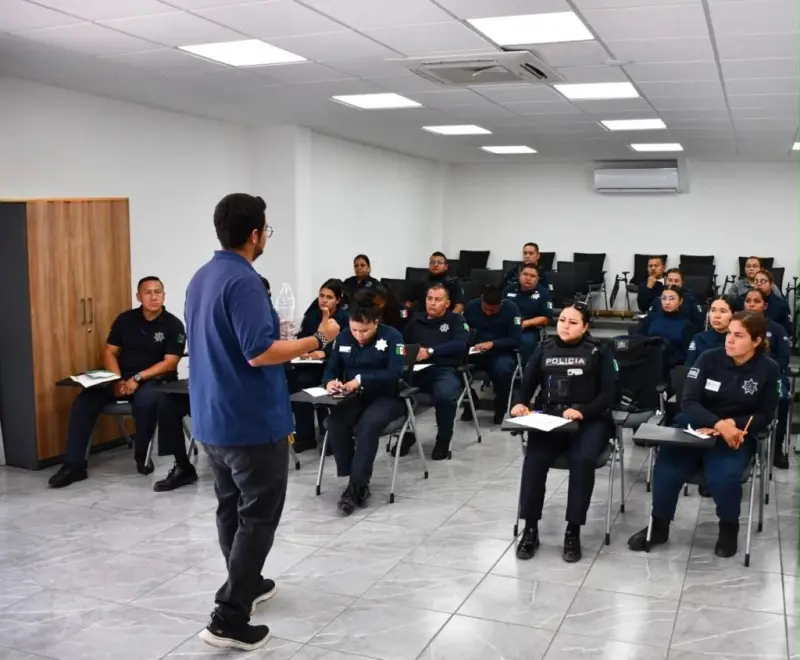 Capacitan a policías de El Marqués en salud mental y comunicación asertiva