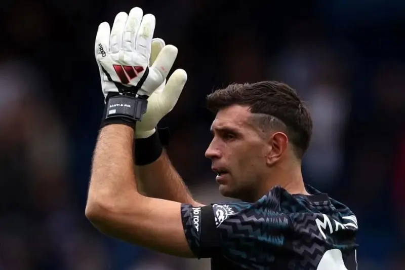 Firma 'Dibu' Martínez por tres años con el Chelsea