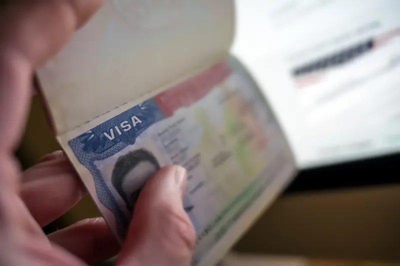 La nacionalidad bastaba para negar la residencia en EU; una jueza anula la regla de Trump