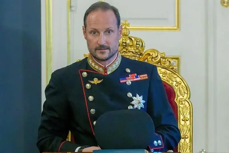 Toma Haakon VIII el trono de Noruega en medio de escándalos
