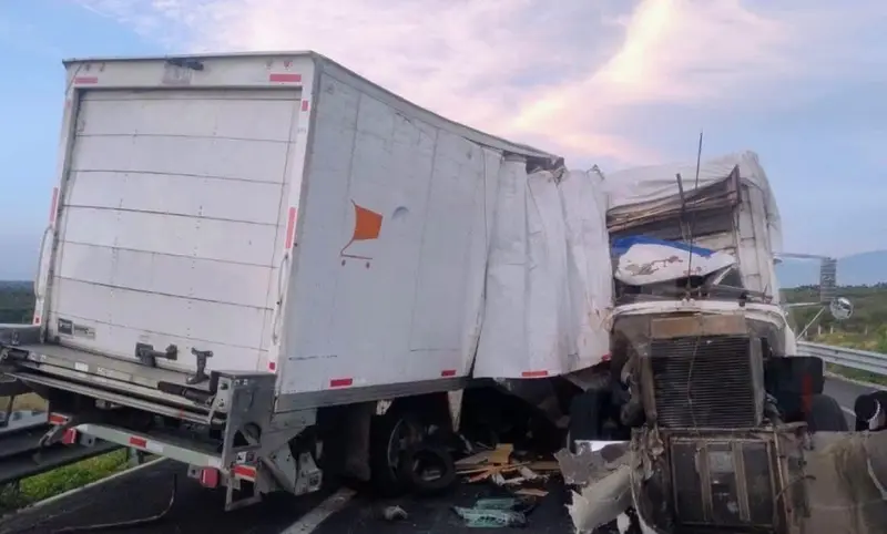 Deja choque de tractocamiones un muerto y 3 heridos en Oaxaca