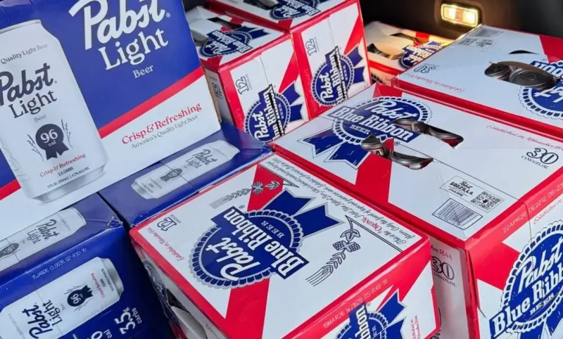 Roban camión con 40 mil libras de cerveza Pabst Blue Ribbon en California