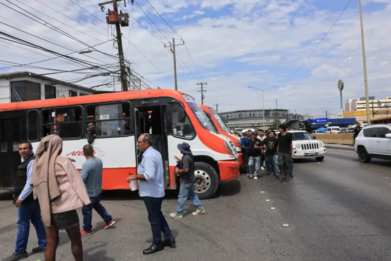 Transportistas de Altisa bloquean la 5 y 10 por nuevas rutas