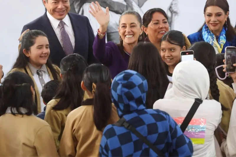 Claudia Sheinbaum rechaza becas condicionadas al promedio del estudiante