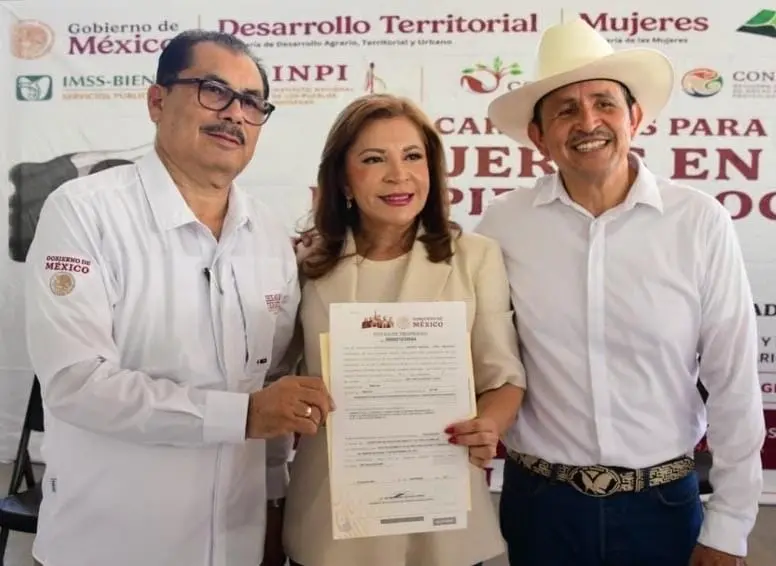 Entregan títulos de propiedad a escuelas en Sinaloa de Leyva