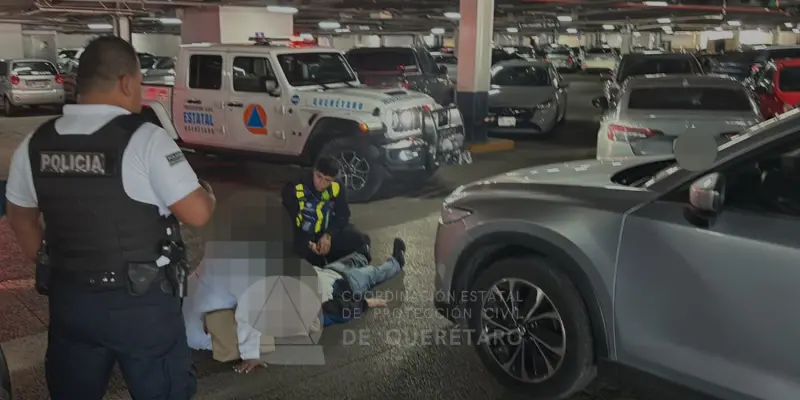 Adulta mayor es atropellada por su propio automóvil en plaza comercial de Querétaro