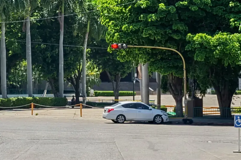Ataque armado frente al Palacio de Gobierno en Culiacán deja dos hombres muertos