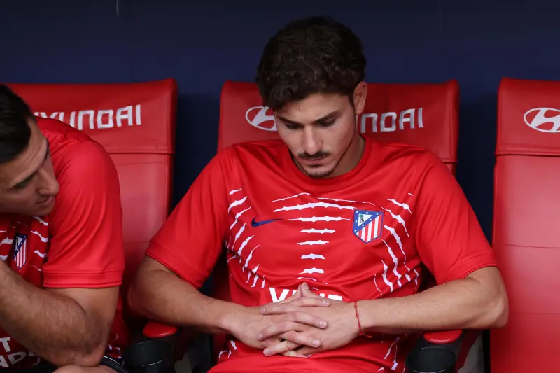 Julián Álvarez vuelve para ser tristemente abucheado por la afición del Atlético; técnico lo respalda