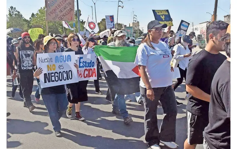 Marchan organizaciones por el Centro de Juárez
